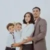 10 Foto Family Portrait Terbaru Jessica Iskandar, El Barack Jadi Sorotan Sampai Disebut Mirip Pangeran Kerajaan Inggris - Netizen: Keluarga Good Looking!