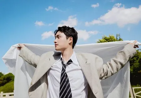 10 Foto Ganteng D.O. EXO Untuk Debut Solo 'Rose', Imut Banget Pakai Baju Oversized Bak Bocah Pakai Baju Ayahnya