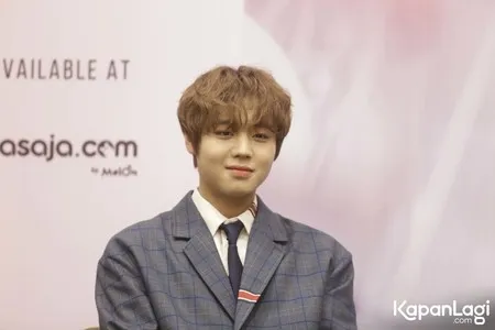 10 Foto Ganteng Park Jihoon Pamer Deretan Pose dan Aegyo Super Unyu di Preskon Konser Jakarta