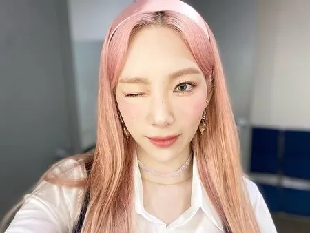 10 Foto Gaya Trendy Taeyeon SNSD Promosikan 'Weekend' di Berbagai Acara Musik, Pesona Cantiknya Tak Luntur!