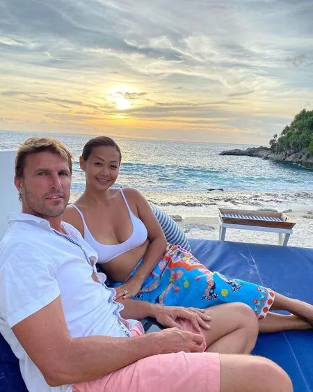 9 Foto Indah Kalalo Dalam Balutan Swimsuit, Tetap Hot dan Eksotis di Usia 40 Tahun