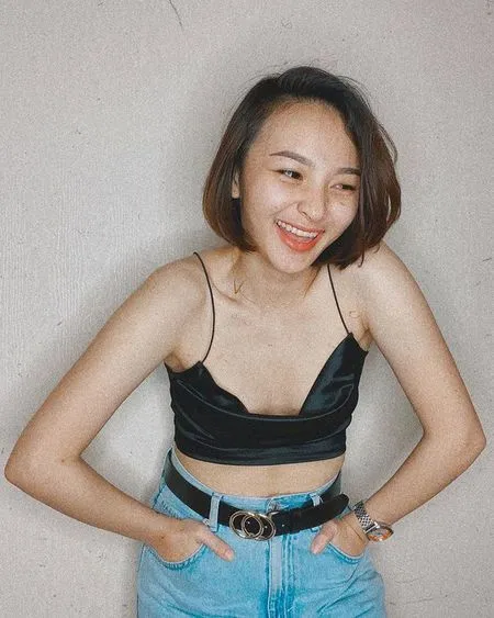 10 Foto Kontroversial Revina VT Mantan Young Lex, Pamer Punggung Terbuka Hingga Nekat Braless dan Pakai Baju Transparan