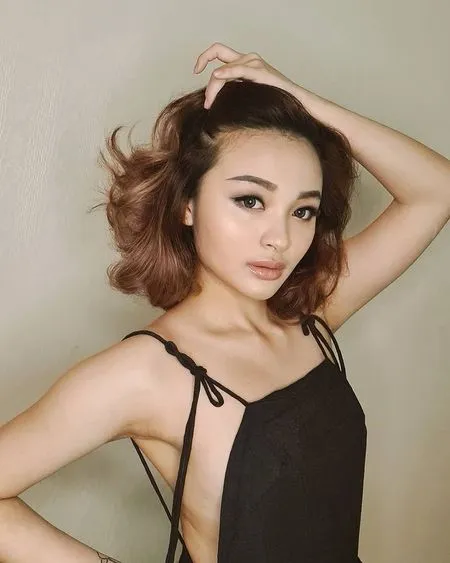 10 Foto Kontroversial Revina VT Mantan Young Lex, Pamer Punggung Terbuka Hingga Nekat Braless dan Pakai Baju Transparan