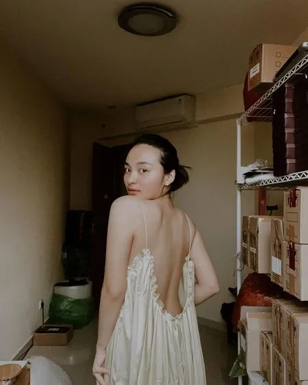10 Foto Kontroversial Revina VT Mantan Young Lex, Pamer Punggung Terbuka Hingga Nekat Braless dan Pakai Baju Transparan