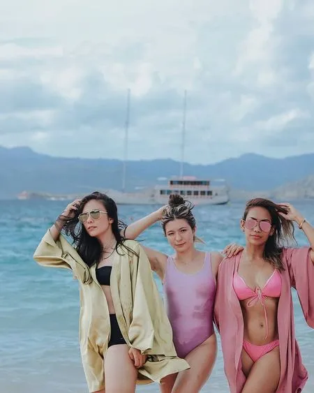10 Foto Liburan Seru Wulan Guritno Dan Shalom Di Labuan Bajo Kompak Hot Berbikini Kapanlagi Com
