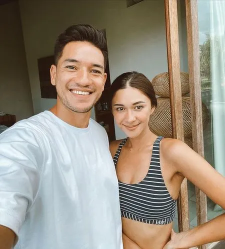 10 Foto Nana Mirdad dan Andrew White yang Lengket Bak Pengantin Baru, Cium Mesra - Gendong Manja