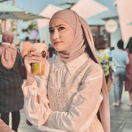 10 Foto OOTD Marcella Simon Sudah Dua Tahun Jadi Mualaf, Semakin Cantik - Pamer Gaya Syar'i yang Fashionable