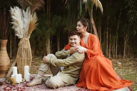 10 Foto Pemotretan Keluarga Chelsea Olivia dan Glenn Alinskie yang Tak Biasa, Suasana Piknik di Kebun