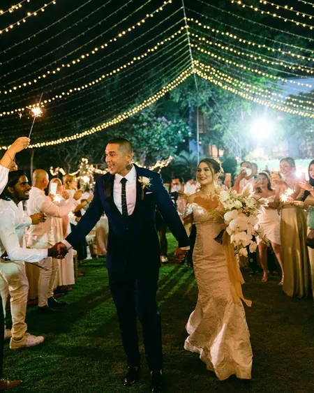 10 Foto Resepsi Pernikahan Miller Khan yang Baru Terungkap, Momen First Dance Sampai Ciuman Romantis