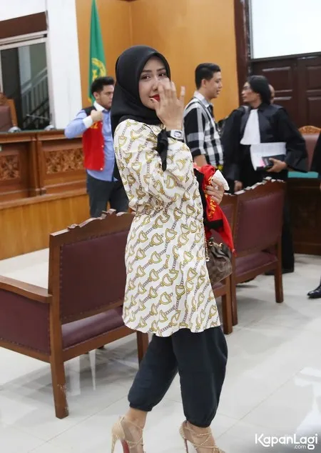 10 Foto Rey Utami Berhijab di Dalam Tahanan, Merasa Hutang Budi Pada Fairuz A Rafiq