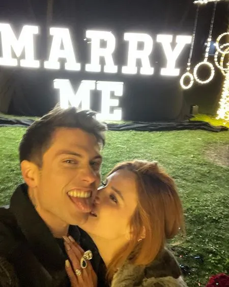 10 Foto Romantis Pertunangan Bella Thorne dan Benjamin Mascolo, Dipenuhi Bunga Mawar Hingga Lilin
