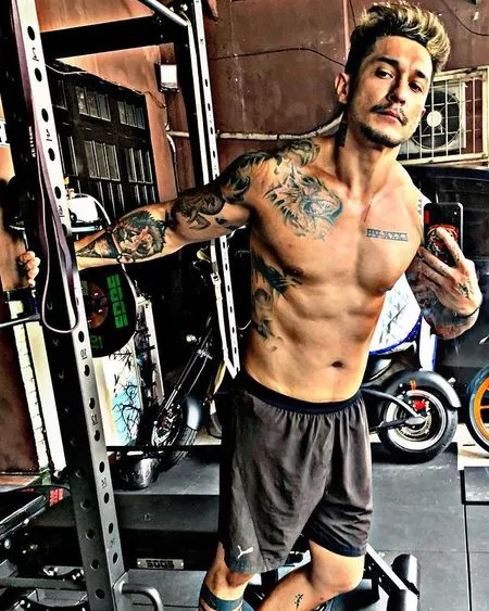 10 Foto Shirtless Miller Khan yang Curi Perhatian, Pamer Perut Six Pack Hingga Badan Penuh Tato