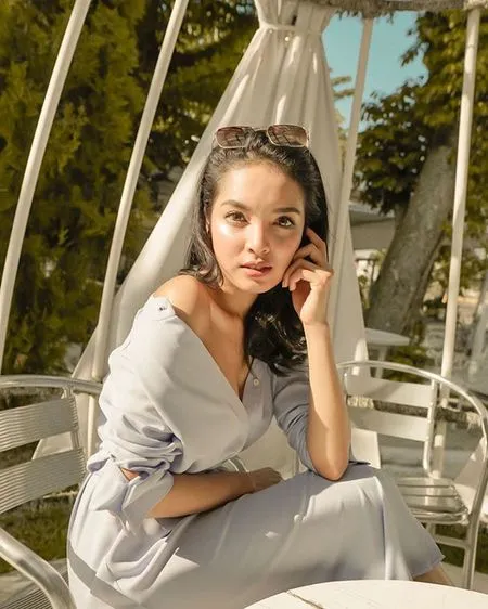10 Foto Sisi Asih, Pramugari Garuda Indonesia yang Cantik dan Penuh Prestasi
