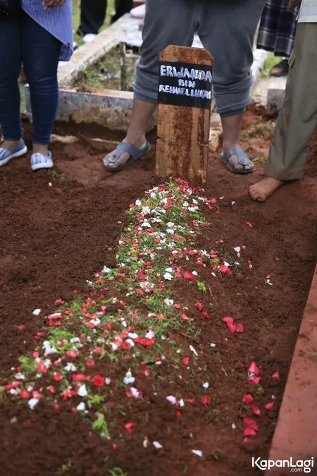 10 Foto Suasana Pemakaman Papa T Bob, Diwarnai Doa-Doa dari Para Peziarah dan Keluarga