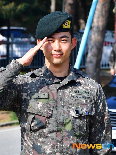 10 Foto Taecyeon Selesai Wajib Militer Dipanggil Captain Korea Kapanlagi Com [ 597 x 450 Pixel ]