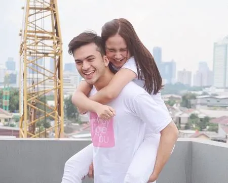 10 Gaya Pacaran Seleb Muda Yang Romantis Dan Bikin Baper Atta Aurel Hermansyah Hingga Al Ghazali Alyssa Daguise Kapanlagi Com