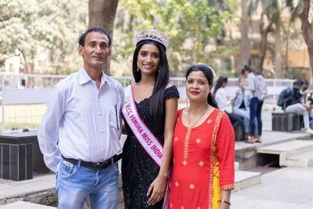 10 Momen Haru Manya Singh Sentuh Kaki Ibu dan Naik Bajai sang Ayah, Masih Kenakan Dress Miss India