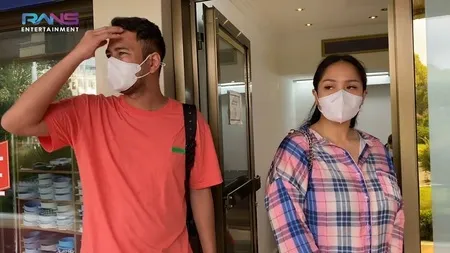 10 Momen Kepulangan Raffi Ahmad & Nagita Slavina Dari Turki, Mainan Rafatahar Ditolak Masuk Pesawat - Langsung Karantina 8 Hari di Hotel