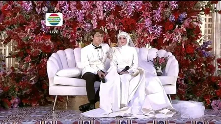 10 Momen Lesti - Rizky Billar Unboxing Kado Dari Groomsman dan Bridesamaid, Dapat Hadiah Kaos Naruto Sampai Uang Recehan