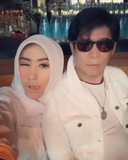 10 Momen Mesra Parto Patrio Dengan Sang Istri yang Lebih Muda 18 Tahun, Romantis Banget