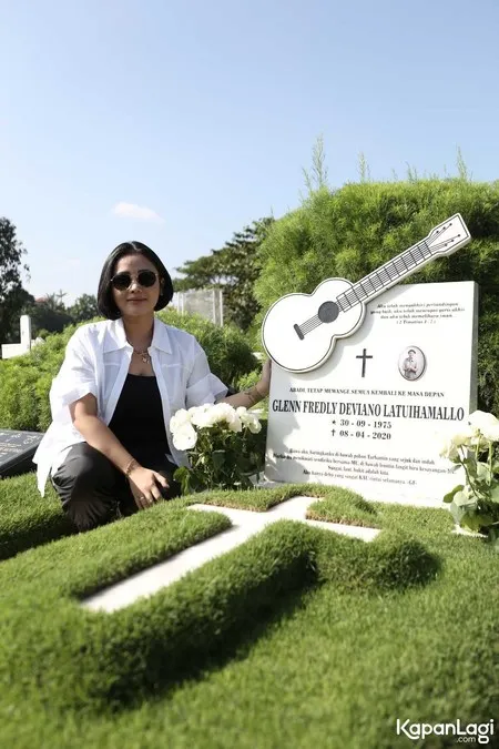 10 Momen Mutia Ayu Kenang Satu Tahun Meninggalnya Glenn Fredly, Nyekar Kenakan Baju Serba Putih