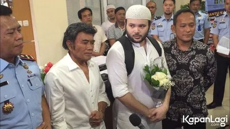 10 Momen Tangis Haru Rhoma Irama Jemput Ridho Rhoma Sang Putra Bebas Dari Penjara