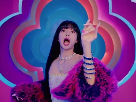 10 Perhiasan Mewah Yang Dipakai Lisa Blackpink Di Mv Ice Cream Mahalnya Bukan Main Kapanlagi Com