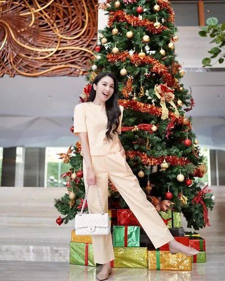 10 Pose OOTD Sandra Dewi di Depan Pohon Natal, Mamah Modis Nggak Takut Tabrak Warna