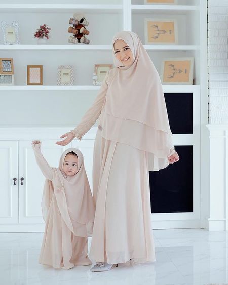 10 Potret Adelia Wilhelmina dan Princess Kayla yang Selalu Kompak, Suka Kembaran Gamis Hingga Hijab