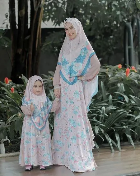 10 Potret Adelia Wilhelmina dan Princess Kayla yang Selalu Kompak, Suka Kembaran Gamis Hingga Hijab