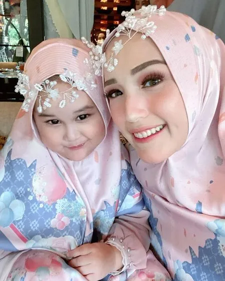 10 Potret Adelia Wilhelmina dan Princess Kayla yang Selalu Kompak, Suka Kembaran Gamis Hingga Hijab