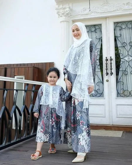 10 Potret Adelia Wilhelmina dan Princess Kayla yang Selalu Kompak, Suka Kembaran Gamis Hingga Hijab