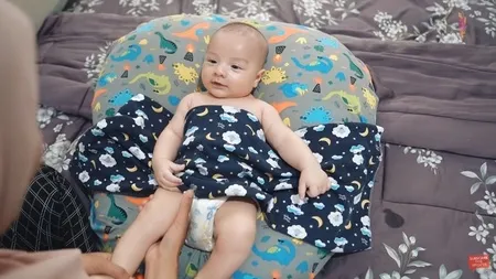 10 Potret Baby Air Anak Irish Bella Berenang Pertama Kali Malah Ngantuk Ammar Zoni Ikut Nyebur Ke Kolam Renang Kapanlagi Com