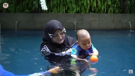 10 Potret Baby Athar Anak Citra Kirana dan Rezky Aditya Les Berenang, Bikin Gemes