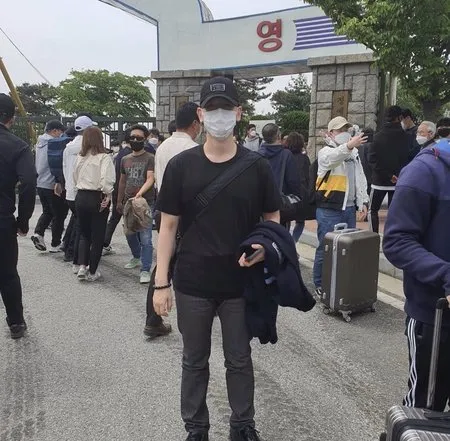 10 Potret Baekhyun EXO Berangkat Wajib Militer, Diantar Sang Kakak - Tutupi Kepala Botak Pakai Topi