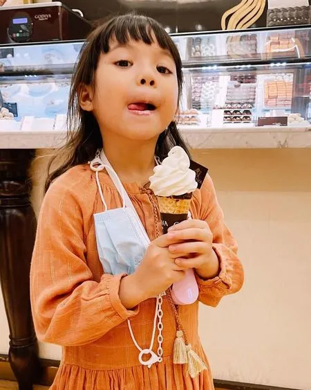 10 Potret Bahagia Gempi Bisa ke Mall Lagi, Naik Komidi Putar Hingga Makan Es Krim Bareng Wijaya Saputra