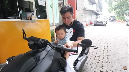 10 Potret Baim Wong Memarahi Bapak-Bapak dan Menyebutnya Mengemis, Dianggap Netizen Tak Berperasaan dan Keterlaluan