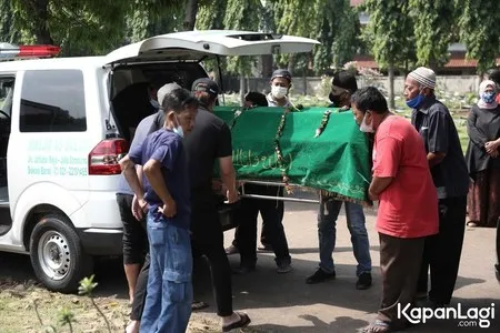 10 Potret Billy Syahputra Datang di Pemakaman Mendiang Ayah Hilda Vitria, Beri Pelukan Hangat Untuk Mantan Kekasih