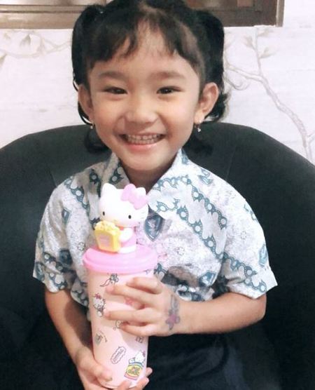 10 Potret Bilqis Anak Ayu Ting Ting Pakai Seragam Sekolah Lucu Dan Imut Abis Kapanlagi Com