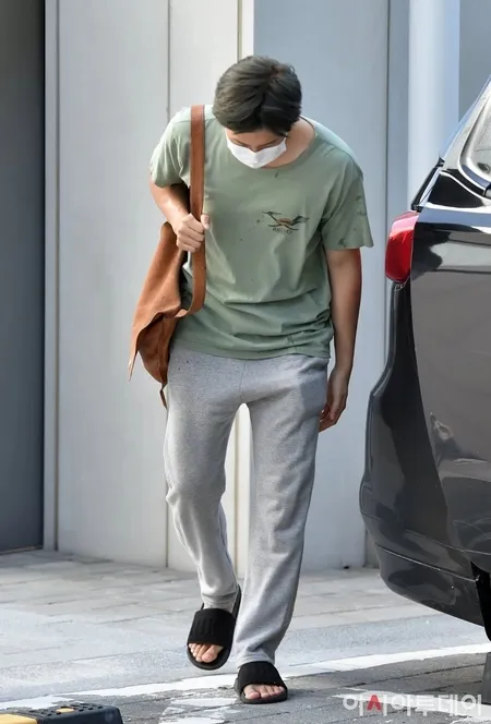 10 Potret Bts Tetap Modis Dan Ganteng Abis Pakai Baju Rumahan Celana Smiley Rm Curi Perhatian Kapanlagi Com #tinytan крошки tinytan в образе bts из клипа 'life goes on': 10 potret bts tetap modis dan ganteng