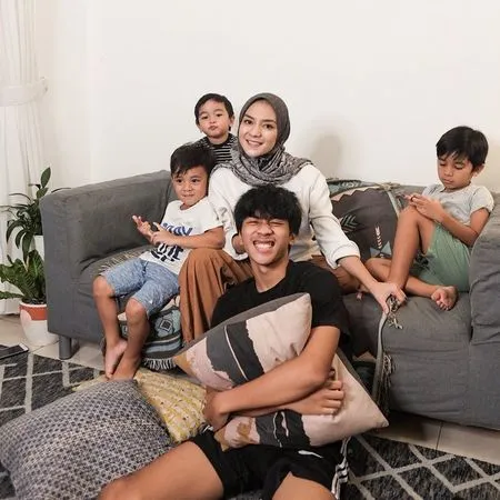 10 Potret Bumi Untara, Putra Sulung Enno Lerian yang Berparas Tampan dan Kini Berusia 17 Tahun