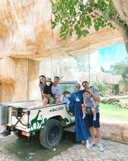10 Potret Citra Kirana dan Rezky Aditya Ngajak Athar Liburan ke Bali, Bahagia Main ke Kebun Binatang