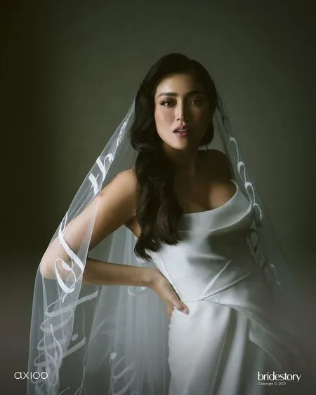 10 Potret Detail Gaun Pengantin Jessica Iskandar, Putih Elegan Dilengkapi Veil Sepanjang 5 Meter Bertuliskan Janji Suci