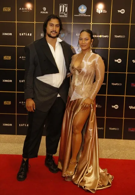 10 Potret Detail Gaun Tara Basro di Festival Film Indonesia 2020, Terinspirasi Kebaya - Belahan Tinggi Curi Perhatian