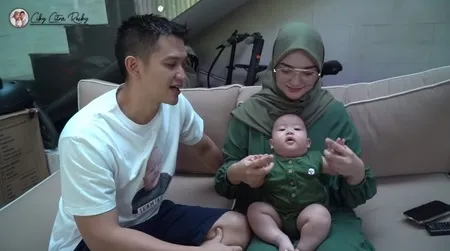10 Potret Detik-Detik Baby Athar Disunat, Citra Kirana dan Rezky Aditya Deg-Degan Bukan Main