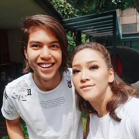 10 Potret El Rumi Dengan Rambut Gondrong Makin Macho Dan Dewasa Kapanlagi Com