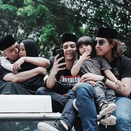 10 Potret El Rumi Dengan Rambut Gondrong Makin Macho Dan Dewasa