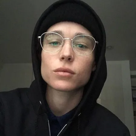 10 Potret Ellen Page Setelah Jadi Transgender Bernama Elliot, Makin Ganteng - Telanjang Dada Pamer Abs di Kolam Renang