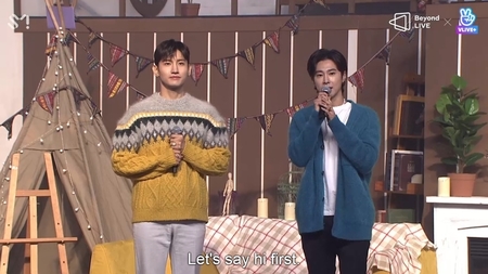 10 Potret Fan Meeting TVXQ Beyond Live Rayakan 17 Tahun Debut: Ngobrol dan Ngegame Seru - Buktikan Penampilan Live Luar Biasa