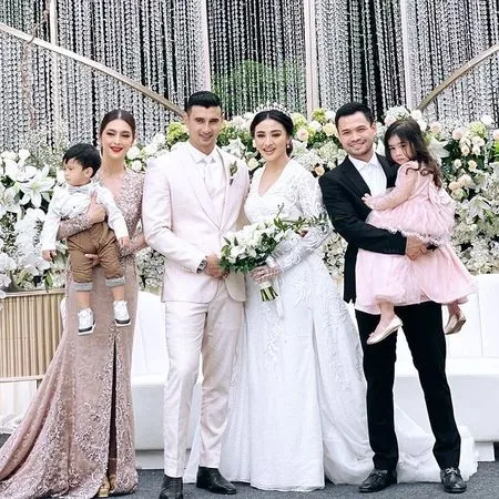 10 Potret Fashion Selebriti yang Jadi Tamu Undangan di Pesta Pernikahan Ali Syakieb - Margin Wieheerm
